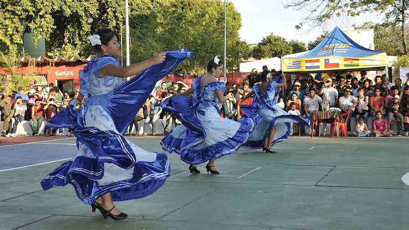 Idealizada para que os imigrantes bolivianos pudessem matar as saudades da cultura e gastronomia típicas de seu país, a Feira Kantuta  acontece aos domingos na Praça Kantuta, no Canindé - Foto: Wikimedia Commons