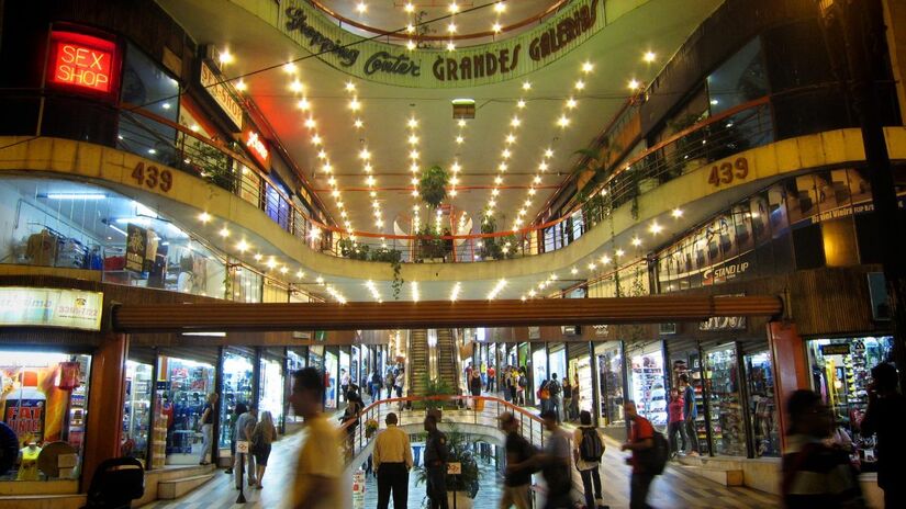 A Galeria do Rock, localizada na Avenida São João, São Paulo, foi inaugurada em 1963 e é um dos principais centros comerciais voltados para o público jovem e subculturas urbanas. / Foto: Carlos Ebert/Flickr