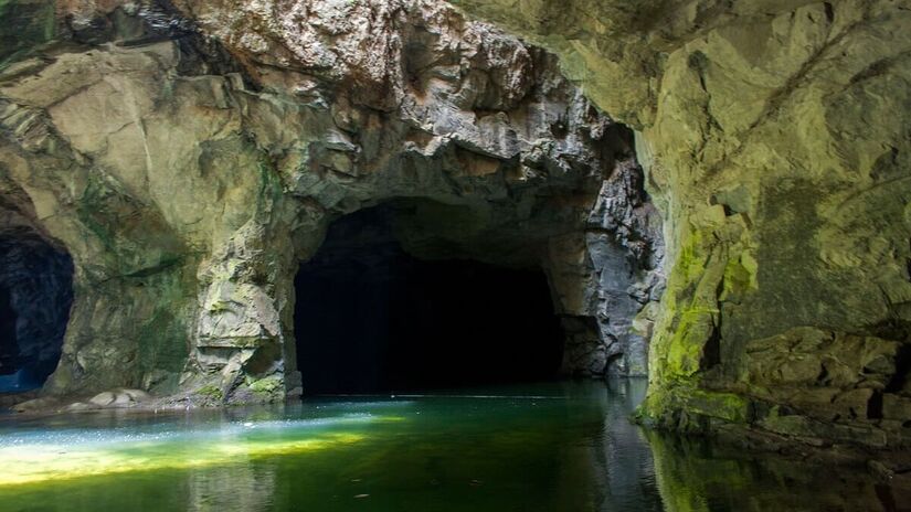 Entre as atrações de Socorro, destaca-se a Gruta do Anjo, com águas transparentes, e a Cachoeira do Monjolinho, que proporcionam momentos de lazer em meio à natureza. O destino é ideal para uma escapada de fim de semana. / Foto: Fernando Stankuns / Flickr