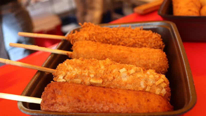 A feira do Bom Retiro é outra opção para quem deseja uma experiência multicultural. Hot dog coreano - Foto: Divulgação