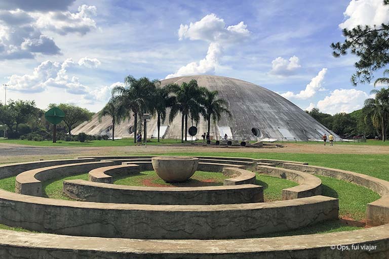 O tamanho do Parque Ibirapuera, que hoje é de 1,5 milhão de metros quadrados, poderia ter sido 29 vezes maior. As terras devolutas, que foram cedidas pela União à Prefeitura em 1890 para darem origem à área verde, tinham originalmente 43,5 milhões de metros quadrados. Contudo, essas terras foram ocupadas por bairros como Vila Nova Conceição e Indianápolis - (Austyn Silva/Google Reviews)