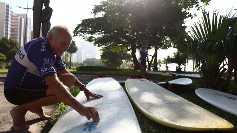 Também há diversas modalidades esportivas que os idosos podem praticar em Santos, incluindo surfe, vôlei, hidroginástica, natação e alongamento, oferecidas pela Secretaria de Esportes nos ginásios municipais e Postos de Salvamento ao longo da orla. / Foto: Prefeitura de Santos