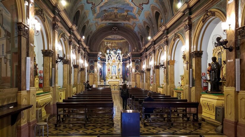 No início do século 19, ainda na época do Brasil Império, começou a história da Igreja de Santa Cruz das Almas dos Enforcados. Mesmo após tantos anos, a igreja continua de pé, no exato lugar em que foi construída - (RB/Google Reviews)