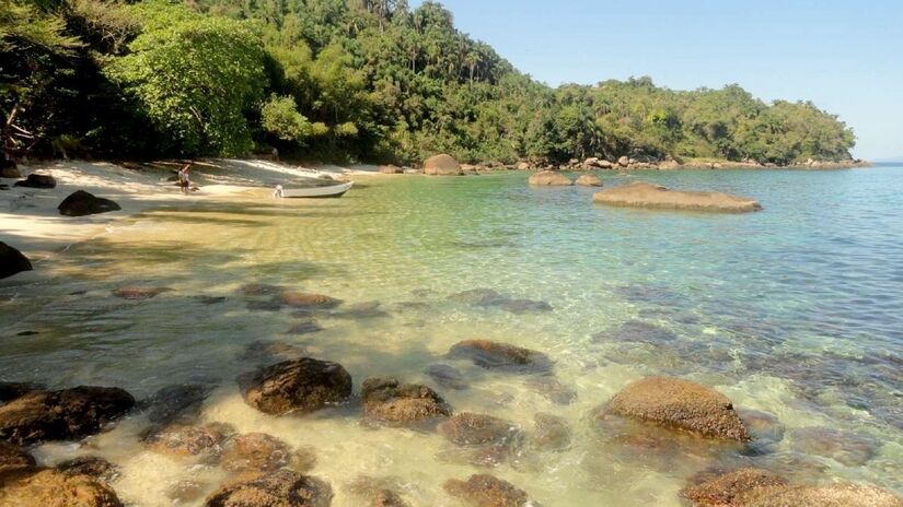 A aventura na viagem já começa no caminho, já que o lugar só é acessível de barco. Ao chegarem, os turistas desembarcam na Praia da Terra. Caso os visitantes desejem nadar pelo trajeto, o recomendado é escolher as bordas da praia, longe das embarcações - (Divulgação/Secretaria Municipal de Turismo)