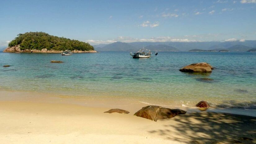 É possível realizar uma série de atividades no paraíso de Ubatuba. Uma das principais atrações é o mergulho de máscara e o snorkel, podendo levar o próprio equipamento ou alugar tudo nos barcos responsáveis pelo passeio - (Divulgação/Secretaria Municipal de Turismo)