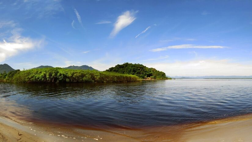 A visita ao Núcleo Perequê exige o acompanhamento de monitores ambientais credenciados, garantindo que a experiência seja segura e informativa. Foto: Prefeitura de Cananéia