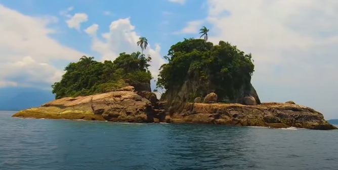 Imagens da Praia da Selinha, a menor praia do mundo, que fica em Ubatuva - (Foto: Reprodução/Youtube Ubatuba Guide)