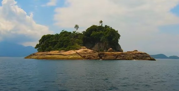 Imagens da Praia da Selinha, a menor praia do mundo, que fica em Ubatuva - (Foto: Reprodução/Youtube Ubatuba Guide)