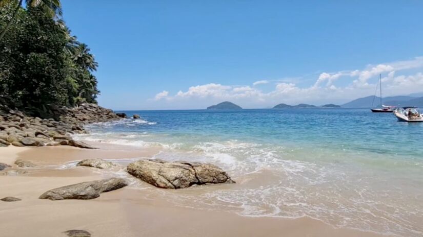 Contando com uma vista privilegiada para o paraíso natural de São Sebastião, a Ilha dos Gatos é pequena e possui um mar maravilhoso, com águas transparentes, que raramente tem ondas - (Reprodução/Youtube)