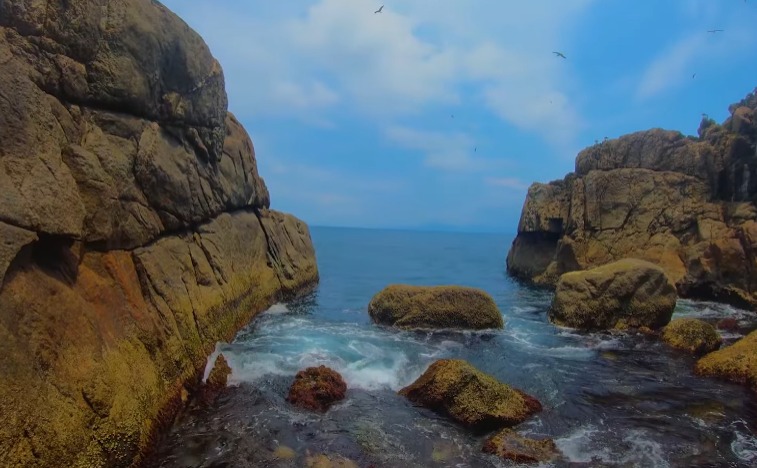 Imagens da Praia da Selinha, a menor praia do mundo, que fica em Ubatuva - (Foto: Reprodução/Youtube Ubatuba Guide)