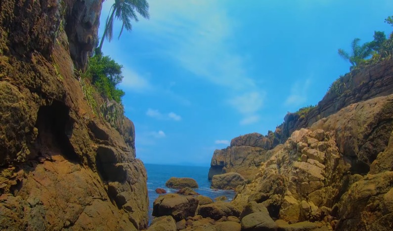 Imagens da Praia da Selinha, a menor praia do mundo, que fica em Ubatuva - (Foto: Reprodução/Youtube Ubatuba Guide)