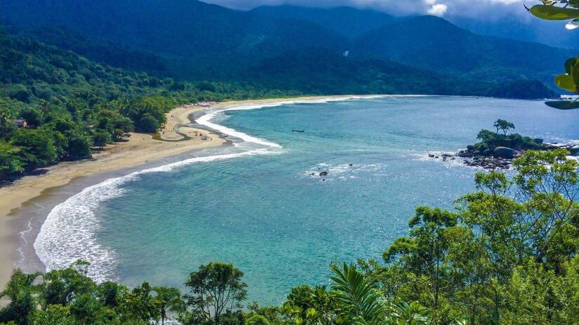 A Praia de Castelhanos, situada em Ilhabela, é considerada uma das mais belas do Brasil. / Foto: Wikimedia Commons

