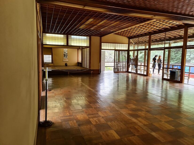 O Pavilhão Japonês foi transportado desmontado, em navio, e reúne materiais trazidos originalmente do Japão, como as madeiras, pedras vulcânicas do jardim, lama de Kyoto que dá textura às paredes, por exemplo - (Fábio Yukio Suetsugu/Google Reviews)