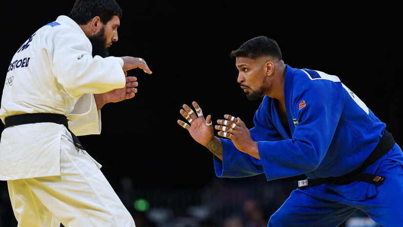 Jogos Olímpicos Paris 2024 - Judô masculino - Leonardo Gonçalves (kimono azul) enfrenta Dzhafar Kostoev, atleta dos Emirados Árabes Unidos. 
(Foto: Miriam Jeske/COB)
