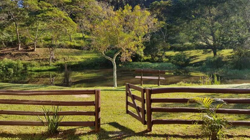 Localizada em um terreno de 50 mil metros quadrados, a pousada é cercada pela natureza exuberante e adjacentes a uma mata preservada. Foto: Divulgação/Pousada Gaia. 