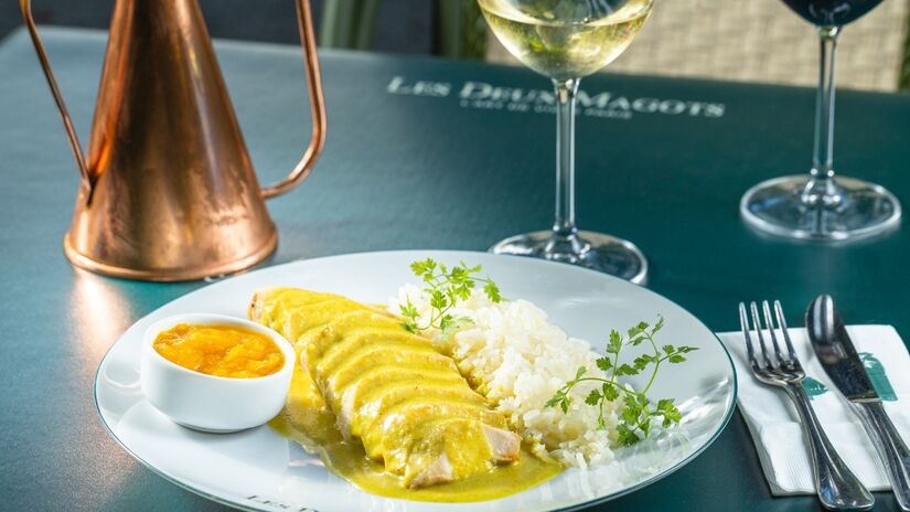 O restaurante Le Deux Magots é decorado para lembrar os cafés parisienses, com toques europeus, e o cardápio inclui pratos clássicos da culinária francesa, como quiches e croissants, além de uma seleção de vinhos importados. Foto: Divulgação