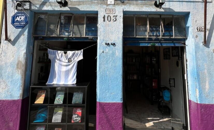 Para quem ama livros e futebol, a junção das duas paixões está na Livraria Barrilete. Além de livraria, o espaço se difere de outras casas do tipo por ser focada exclusivamente em futebol, além de também ter um pequeno bar e café - (Divulgação)