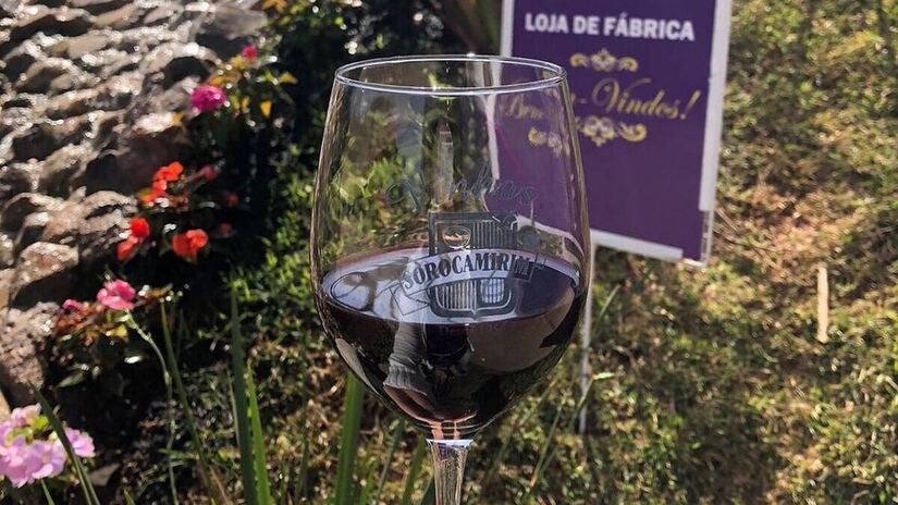 Localizada na Rota do Vinho de São Roque, a Vinhos Sorocamirim oferece degustação gratuita de vários rótulos.