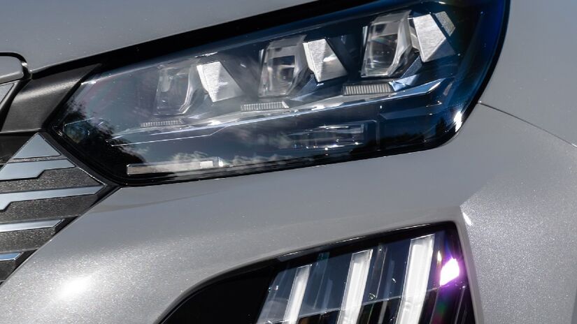 O carro conta com três garras verticais que acomodam as luzes de circulação diurna (DRL) em leds integradas nas inserções do para-choque
/Divulgação