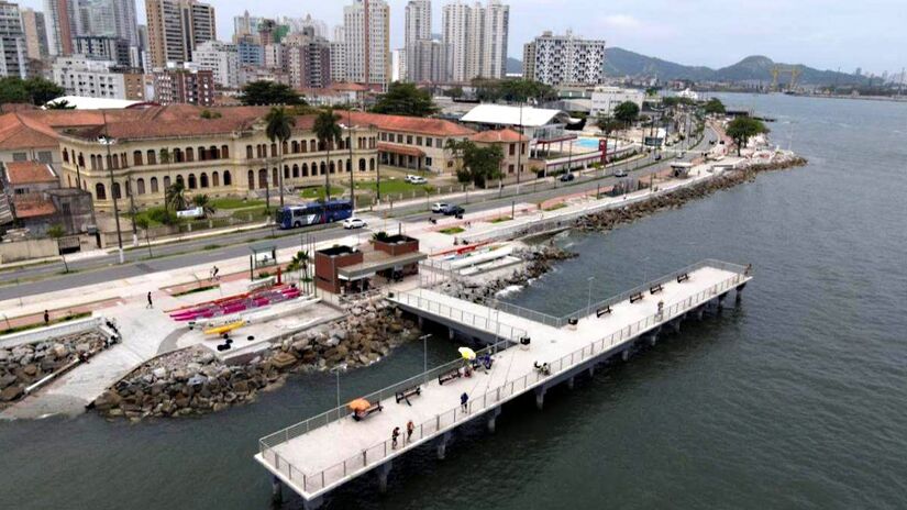 Para impedir que as ressacas avancem e atinjam a área urbana, a prefeitura da cidade instalou barreiras de grandes sacos de areia buscando impedir que o desastre possa se tornar realidade. Segundo os especialistas, contudo, a medida não é tão efetiva, e um plano de ação sobre a adaptação climática deveria ser implantado com urgência - (Divulgação/PMS)