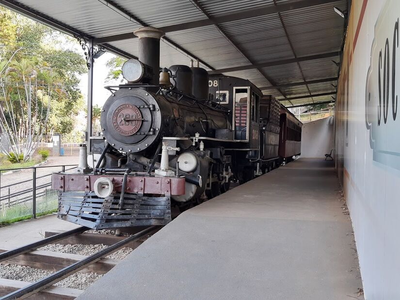 Para os amantes de trem, é possível conhecer a Maria-Fumaça em Socorro. O item faz parte do patrimônio histórico do município. Até meados dos anos 1960, a locomotiva transitava pela região, instalada pela Companhia Mogiana - (Foto: Jhonata Araujo/Google Reviews)