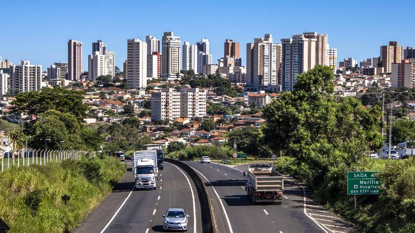 Marília é uma cidade importante como centro de educação e saúde porque oferece serviços médicos e hospitalares de alta qualidade, o que é essencial para o bem-estar dos idosos.