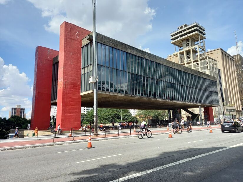 O Museu de Arte de São Paulo Assis Chateaubriand, popularmente conhecido como Masp, é um centro cultural e museu de arte brasileiro fundado em 1947 pelo empresário e jornalista paraibano Assis Chateaubriand. O enorme prédio é um dos projetos arquitetônicos mais famosos de São Paulo e possui um acervo permanente que conta com artistas como Renoir, Monet, Manet, e Van Gogh - (Rivelli Calaça/Google Reviews)