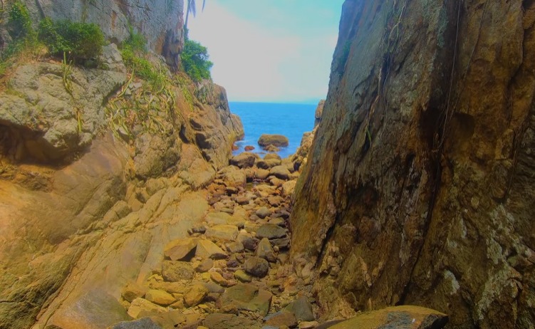 Imagens da Praia da Selinha, a menor praia do mundo, que fica em Ubatuva - (Foto: Reprodução/Youtube Ubatuba Guide)