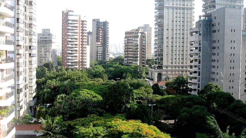 A cobrança mensal para quem mora em apartamento custa, em média, R$ 15,65 por metro quadrado para moradores do Jardim América, que lidera a lista. Considerando um apartamento de 150 metros quadrados, a taxa de condomínio no Jardim América ultrapassa facilmente o valor do salário mínimo nacional, custando R$ 2.347,50, em média. Se for usado uma média de apartamento de 80 metros quadrados, a taxa ficaria na casa dos R$ 1.252 - (Eduardo Knapp/Folhapress)