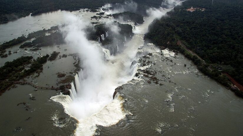 As Cataratas do Iguaçu oferecem uma das vistas mais impressionantes do mundo, com muitas quedas d'água cercadas por floresta tropical. Foto: Monika Neumann/Pixabay 