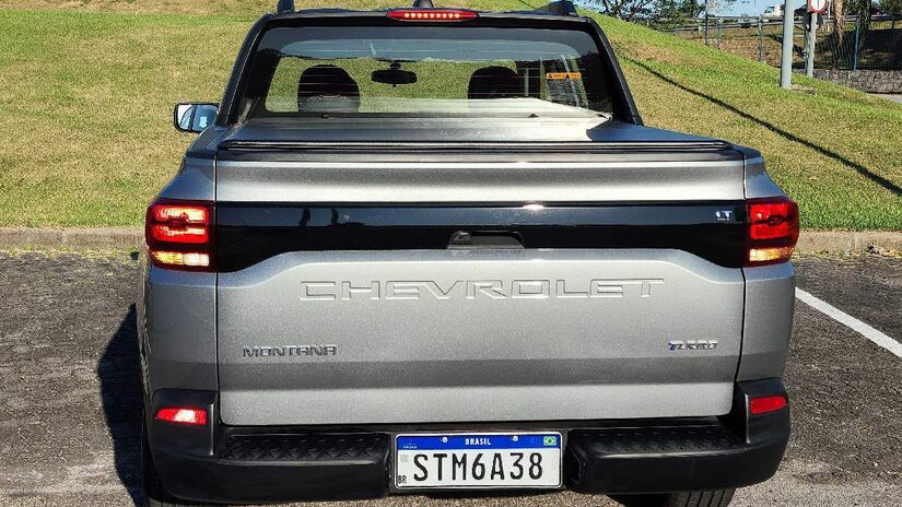 Na traseira, uma barra em preto brilhante conecta as lanternas trapezoidais, que avançam até a lateral da caçamba, com a tampa ostentando o nome "Chevrolet" estampado em baixo relevo na chapa metálica.
/Luiza Kreitlon/AutoMotrix