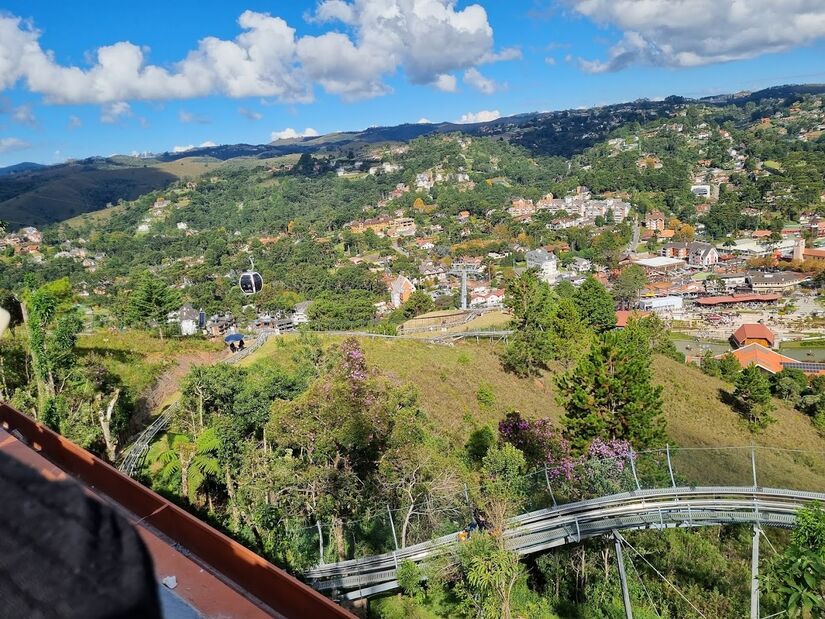 É possível visitar o Morro do Elefante por meio de um passeio de teleférico do Parque Capivari. A 1.800 metros de altitude, o local proporciona uma belíssima visão panorâmica da cidade. Quando é avistado de longe, o monte tem um formato semelhante ao de um elefante, o que explica o nome. Também por isso, há o o Parque dos Elefantes, com cenários e bonecos temáticos - (Foto: Oscar Iván Casallas Gracia/Google Reviews)