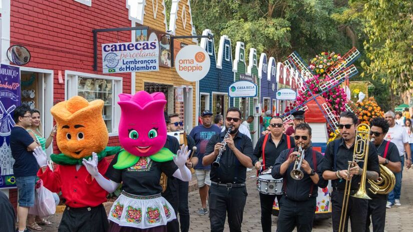 Um dos destaques da programação é a Parada das Flores, recheada de músicas típicas e carros alegóricos floridos. Foto: Divulgação/Expoflora 