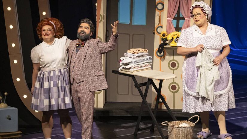 Ao longo de sua jornada, Tracy conta com o apoio de seus pais Wilbur Turnblad (Lindsay Paulino) e Edna Turnblad (Tiago Abravanel). Foto: Divulgação/João Caldas 