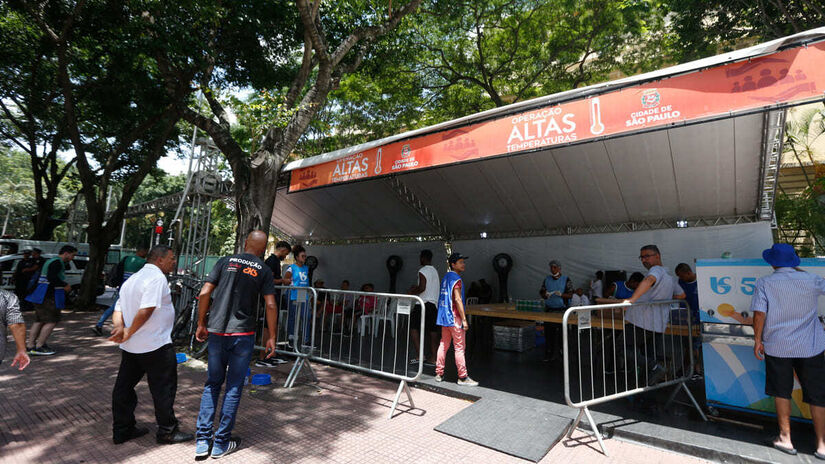 A Defesa Civil distribui agua para a população em frente ao Teatro Municipal em dezembro de 2023. Foto: Paulo Pinto/Agência Brasil