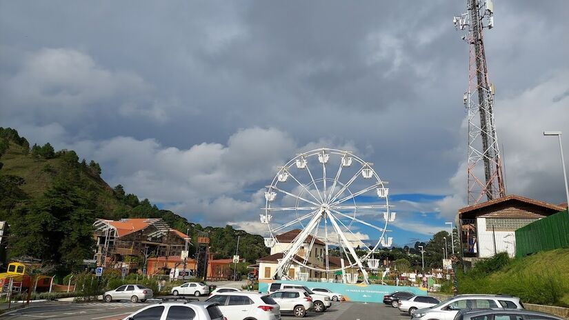 Dentro do centro turístico de Campos do Jordão, o Parque Capivari é uma das principais atrações, possuindo ótimas paisagens e com uma área verde. Além disso, o lugar conta com opções de lazer para toda a família, como pedalinho, tirolesa, escalada e arvorismo. É neste local que ocorre o Festival Internacional de Inverno de Campos do Jordão - (Foto: Luís Henrique Raja Gabaglia Mitchell/Google Reviews)