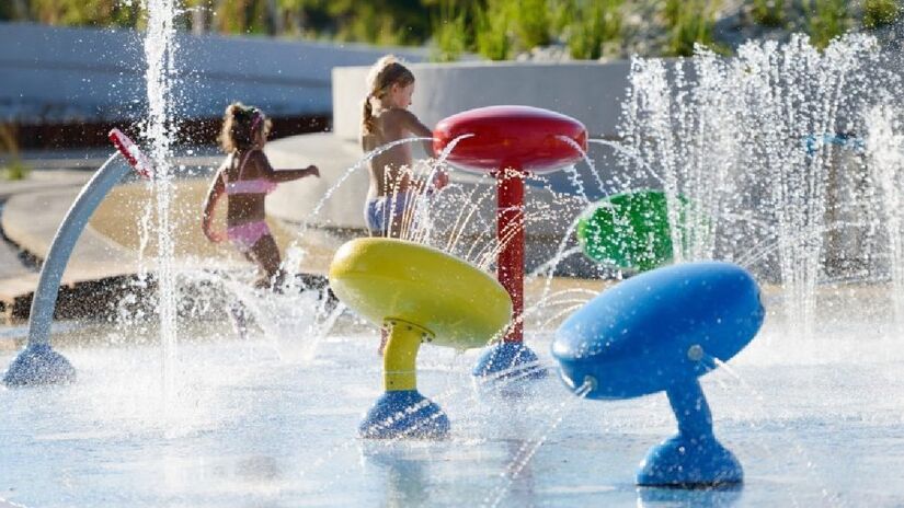 Crianças e adolescente de até 15 anos podem se divertir com chafarizes no parque aquático, do Parque da Criança. Foto: Divulgação.