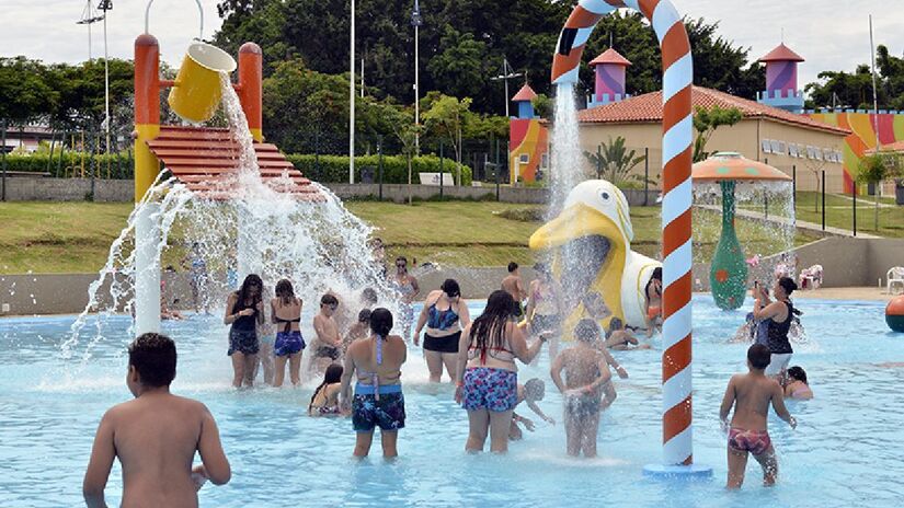 Outra atração para espantar o calor no parque aquático de Indaiatuba é ficar embaixo de uma cachoeira formada por um balde gigante. Foto: Divulgação