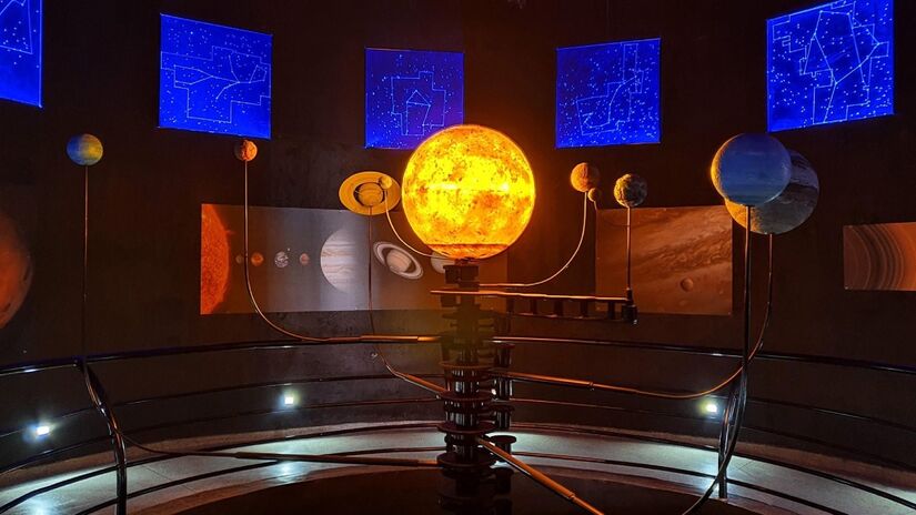 O museu também abriga a Exposição Atlas, que oferece um espaço tematizado para reflexões sobre diferentes modelos de universo, como o Geocentrismo de Ptolomeu e o Heliocentrismo de Copérnico. Foto: Divulgação