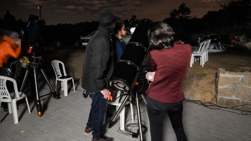 No local, é possível realizar atividades com telescópios de 250mm, 400mm, 500mm e 600mm. De acordo com a organização, é possível observar Saturno e Júpiter durante o mês de outubro. Foto: Divulgação