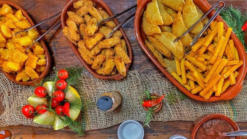 Porções de mandioca frita, batata e calabresa estão inclusas no rodízio
Foto: Reprodução/Facebook