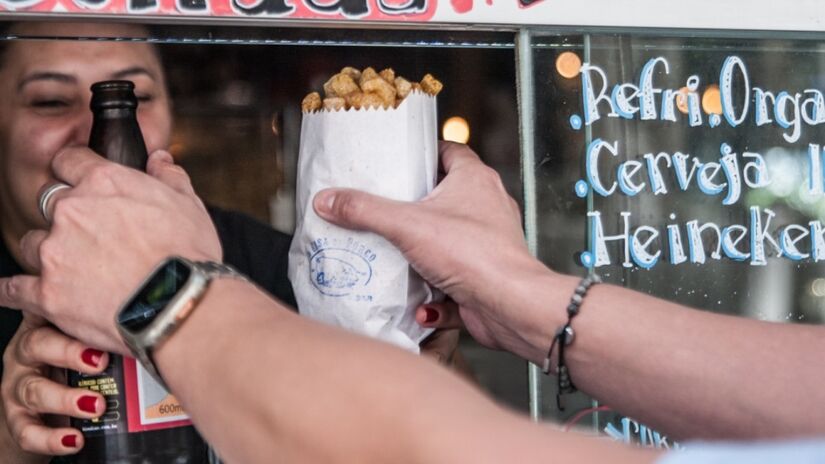 A janela de Comida Rápida do restaurante vende bebidas, sanduíches e porcopoca. Ela está aberta de segunda à sábado das 12h às 23h e aos domingos das 12h às 17h. / Foto: Divulgação/Instagram