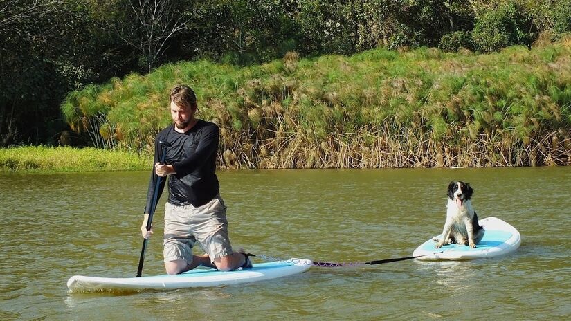 Os hóspedes podem se divertir com atividades aquáticas como caiaque e stand-up paddle. Foto: Divulgação/Pousada Gaia. 