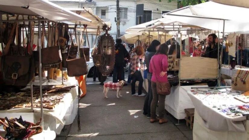 Desde 1987, a Feira da Praça Benedito Calixto acontece aos sábados e é um local de referência para artesanato, comida e antiguidades. / Foto: Marcelo Lha/SPTuris