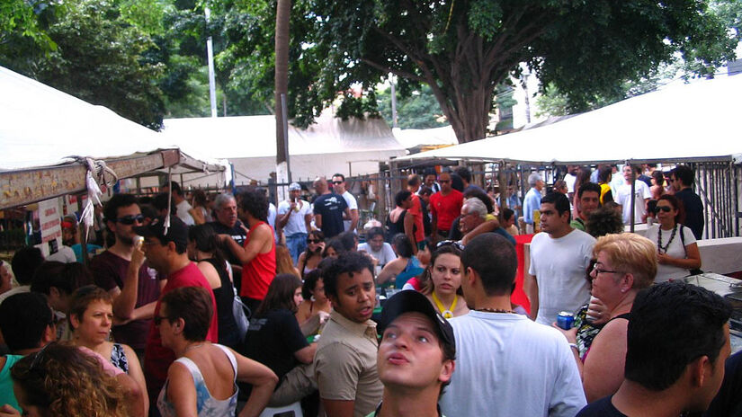 A feira da Praça Benedito Calixto, em Pinheiros, acontece há 37 anos. Por lá, é possível encontrar artesanato, antiguidades, roupas e comida. Foto: Vinícius Pinheiro / Wikimedia Commons