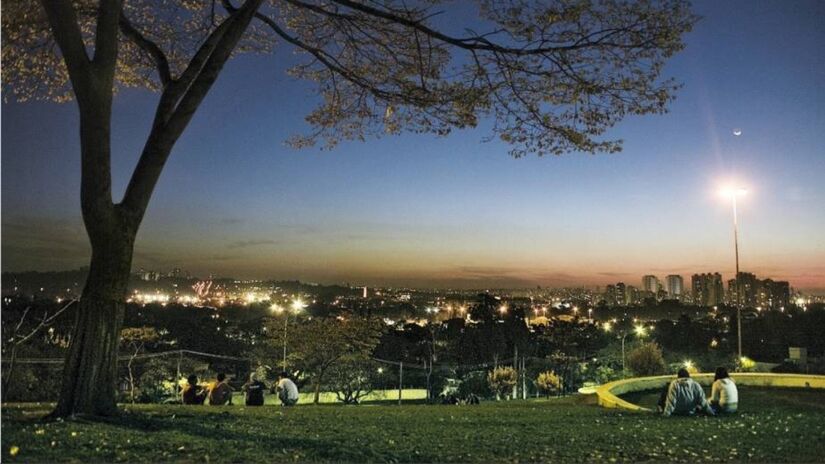 Na Praça Coronel Custódio Fernandes Pinheiro, conhecida como Praça do Pôr do Sol, é localizada no bairro de Alto de Pinheiros, em São Paulo. Os visitantes se reúnem para observar o pôr do sol no final da tarde. / Foto: Divulgação/pracapordosol.com