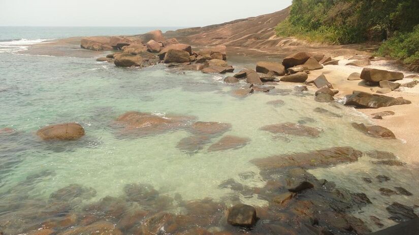 A praia é cercada por rochas que formam uma piscina natural de águas transparentes. Foto: Prefeitura de Ubatuba