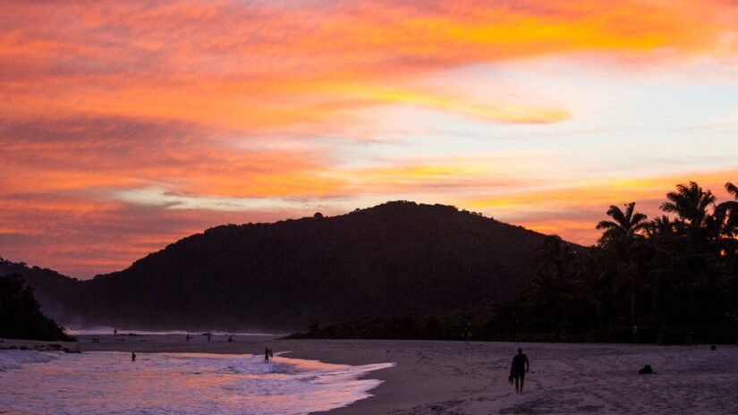 Camburi, localizada em São Sebastião, é uma das praias mais movimentadas e badaladas da região, atraindo visitantes que buscam tanto descanso quanto agito. / Foto: Divulgação/@ThianaImoveis