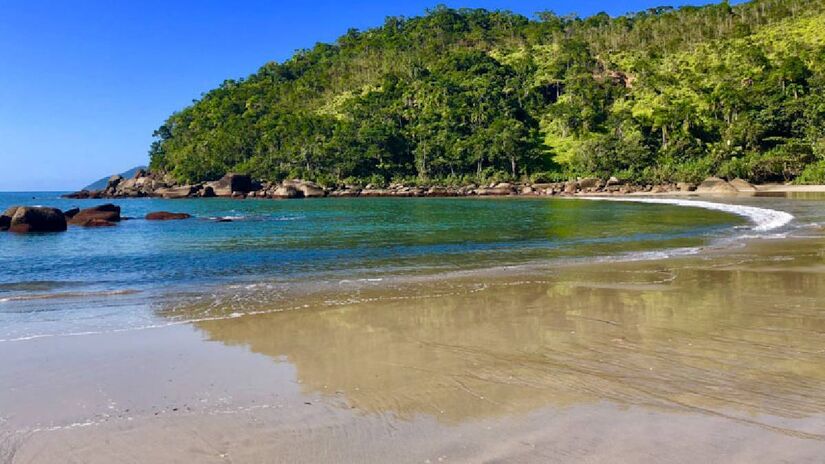 A praia também oferece piscinas naturais formadas por pedras ao longo da costa. Essas piscinas são ideais para relaxar, mergulhar e observar a vida marinha local. Foto: Blog Elas mundo afora