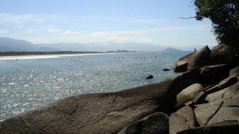 A Praia de Itaguaré, situada entre os bairros de São Lourenço e Guaratuba em Bertioga, é um refúgio preservado com 3,5 km de extensão. Durante a semana, a praia é tranquila, mas nos finais de semana e feriados, recebe mais visitantes. / Foto: Tripadvisor/Michelle d